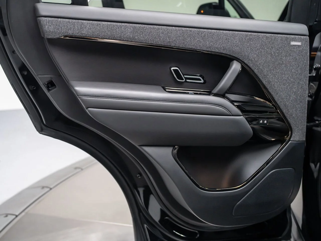 Used 2023 Black Land Rover SE Dynamic image 17