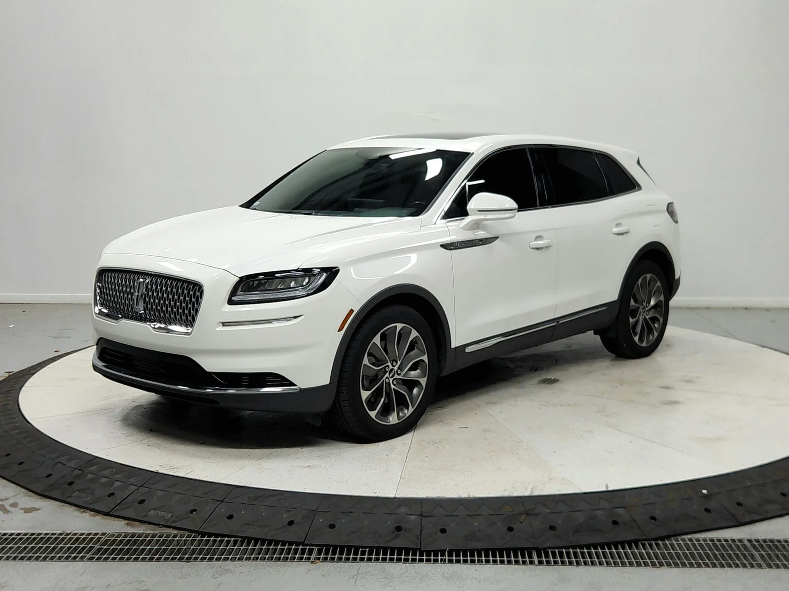 Used 2023 White Lincoln Reserve image 4