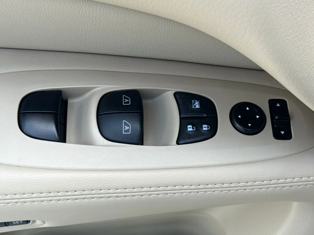 Used 2013 Arctic Blue Nissan SL image 14