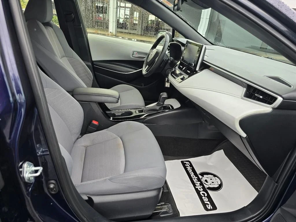 Used 2020  Toyota SE image 13