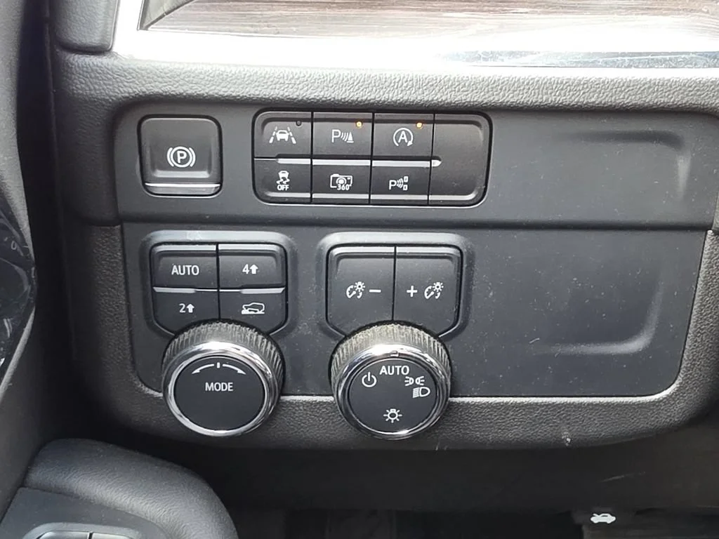Used 2025 Black Chevrolet LT image 28