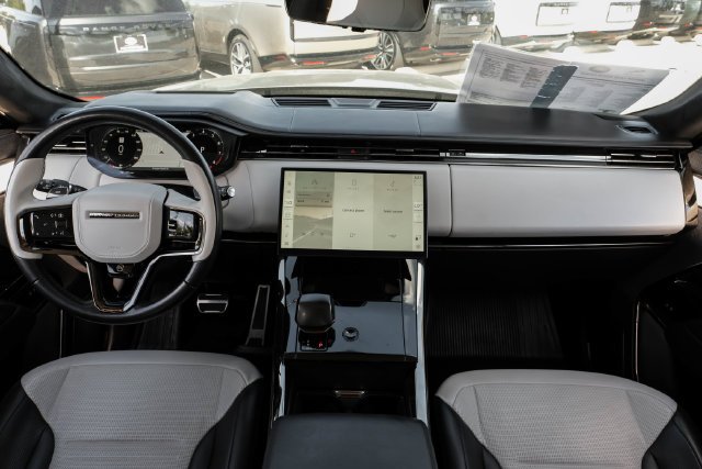 Certified Used 2024 Flux Silver SV Bespoke Ultra Metallic Gloss Land Rover SV Edition One Flux Silver image 22