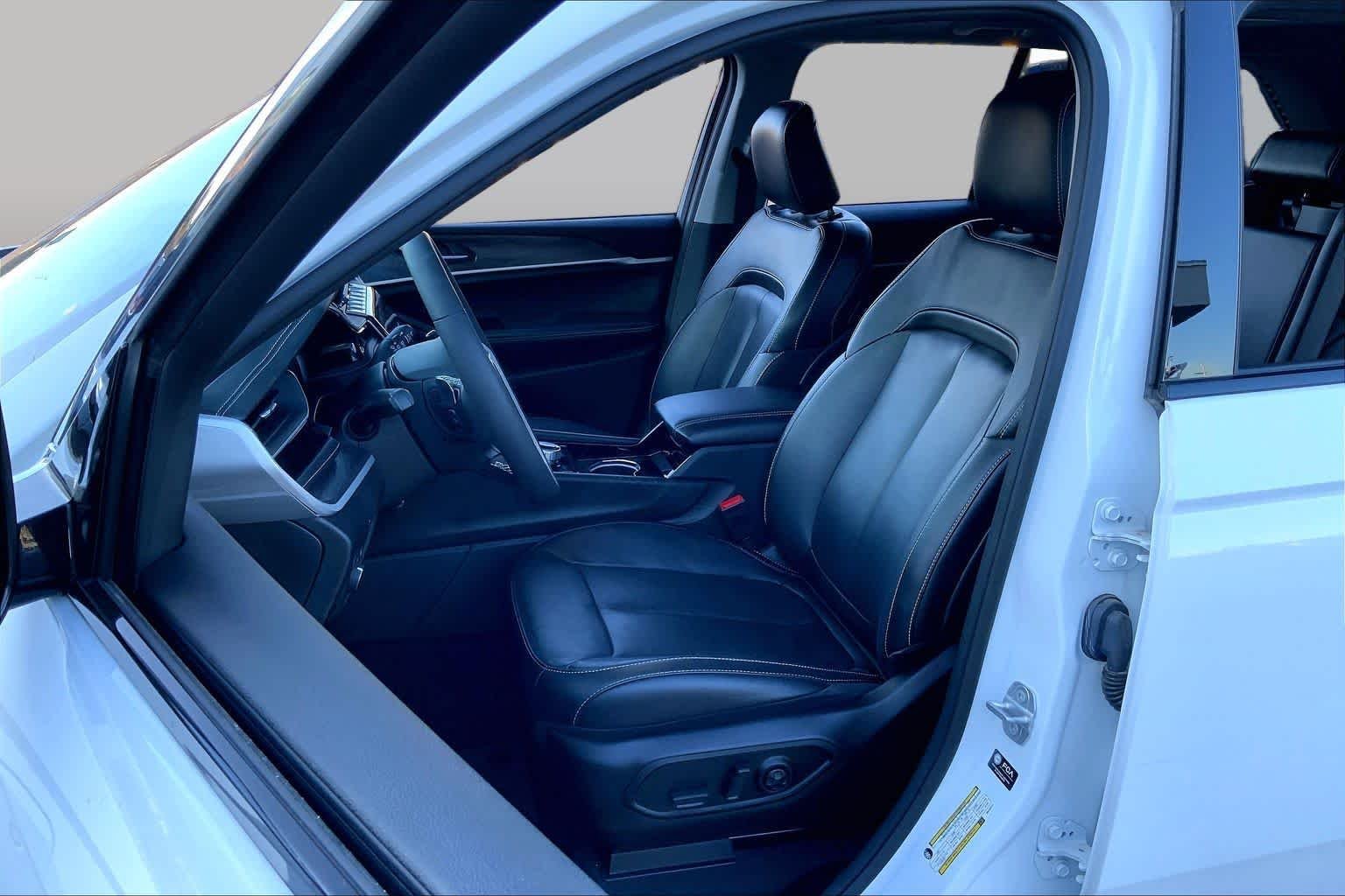 Used 2022 Bright White Clearcoat Jeep  image 7