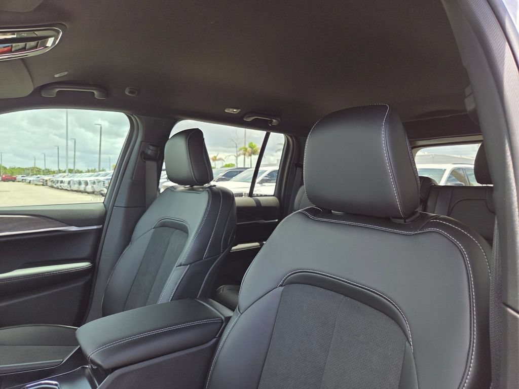 New 2026 Silver Zynith Exterior Paint Jeep Laredo Altitude image 26