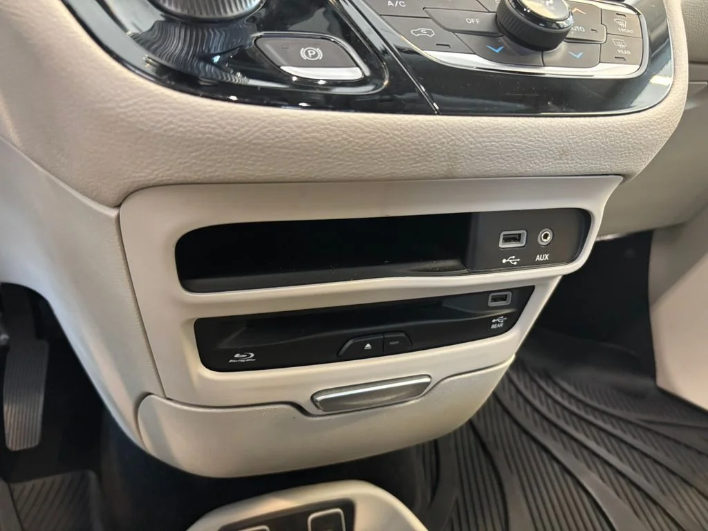 Used 2017 Silver Chrysler Limited image 22