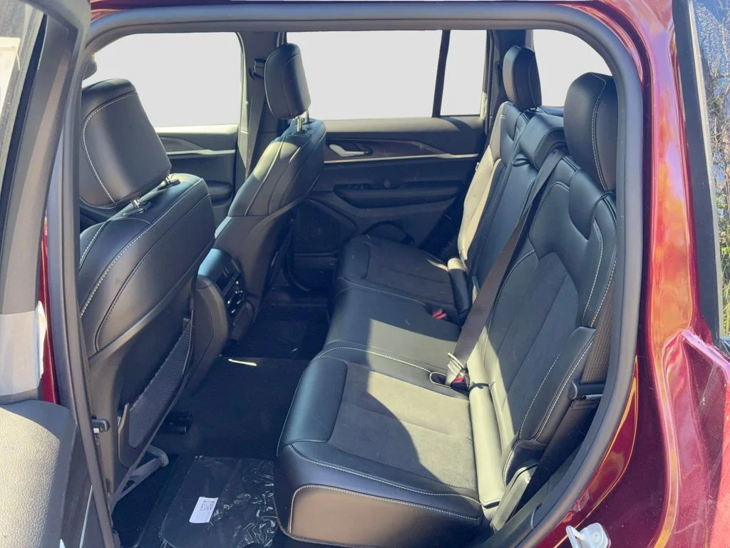 New 2026 Velvet Red Pearl-Coat Exterior Paint Jeep Altitude image 19