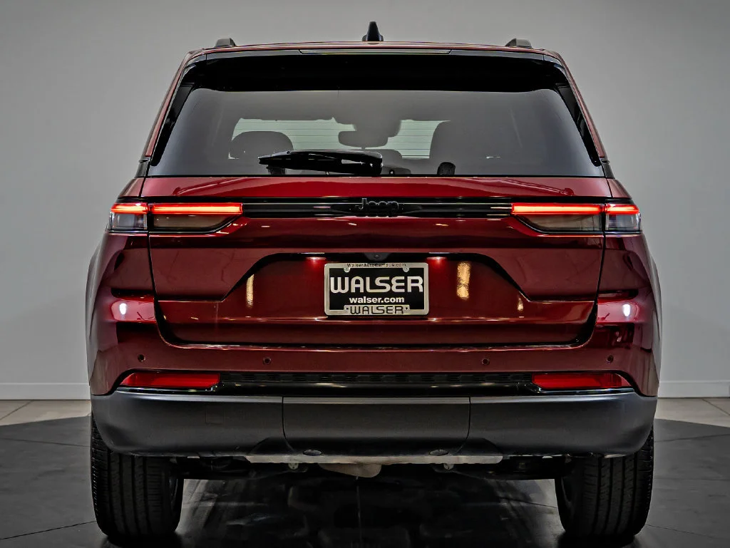 Used 2023 Velvet Red Pearlcoat Jeep Altitude image 6