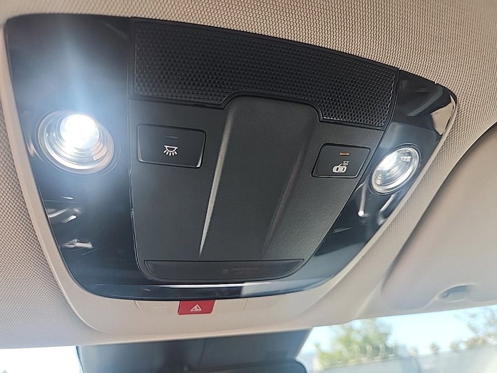 Used 2023 Black Kia Wind image 24