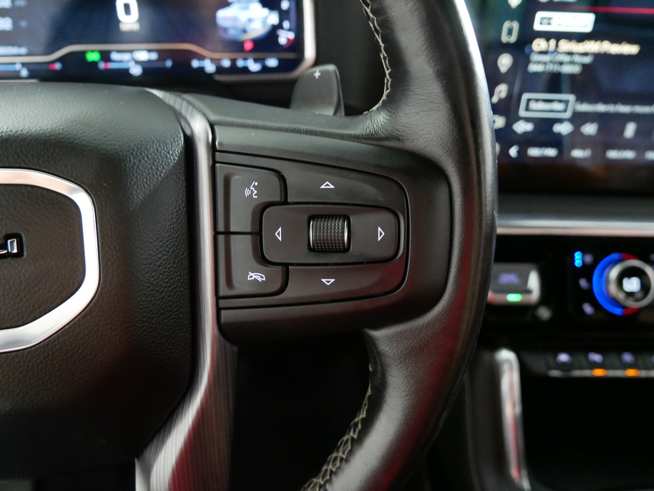 Used 2023 White Frost Tricoat GMC Denali Ultimate image 28