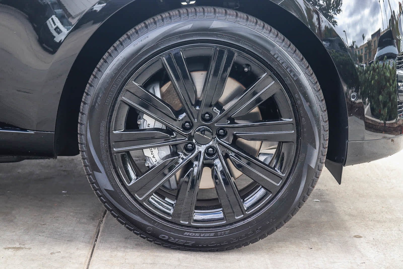 New 2026 Santorini Black Land Rover SE image 8