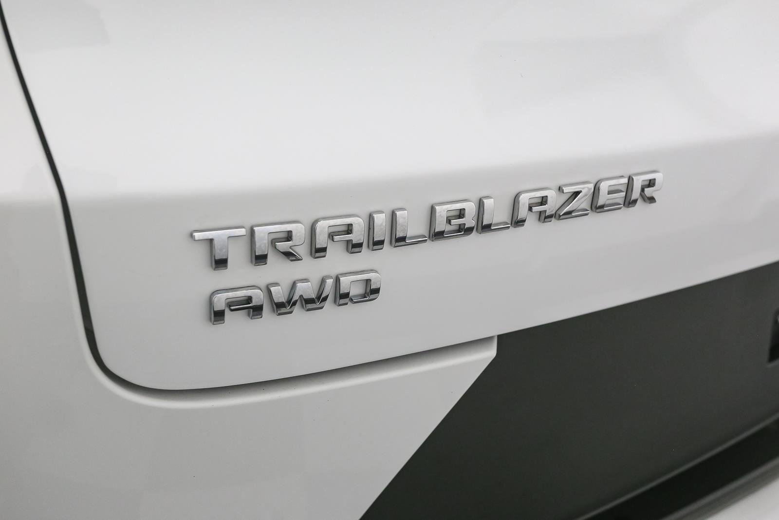 Used 2024 Summit White Chevrolet LT image 10