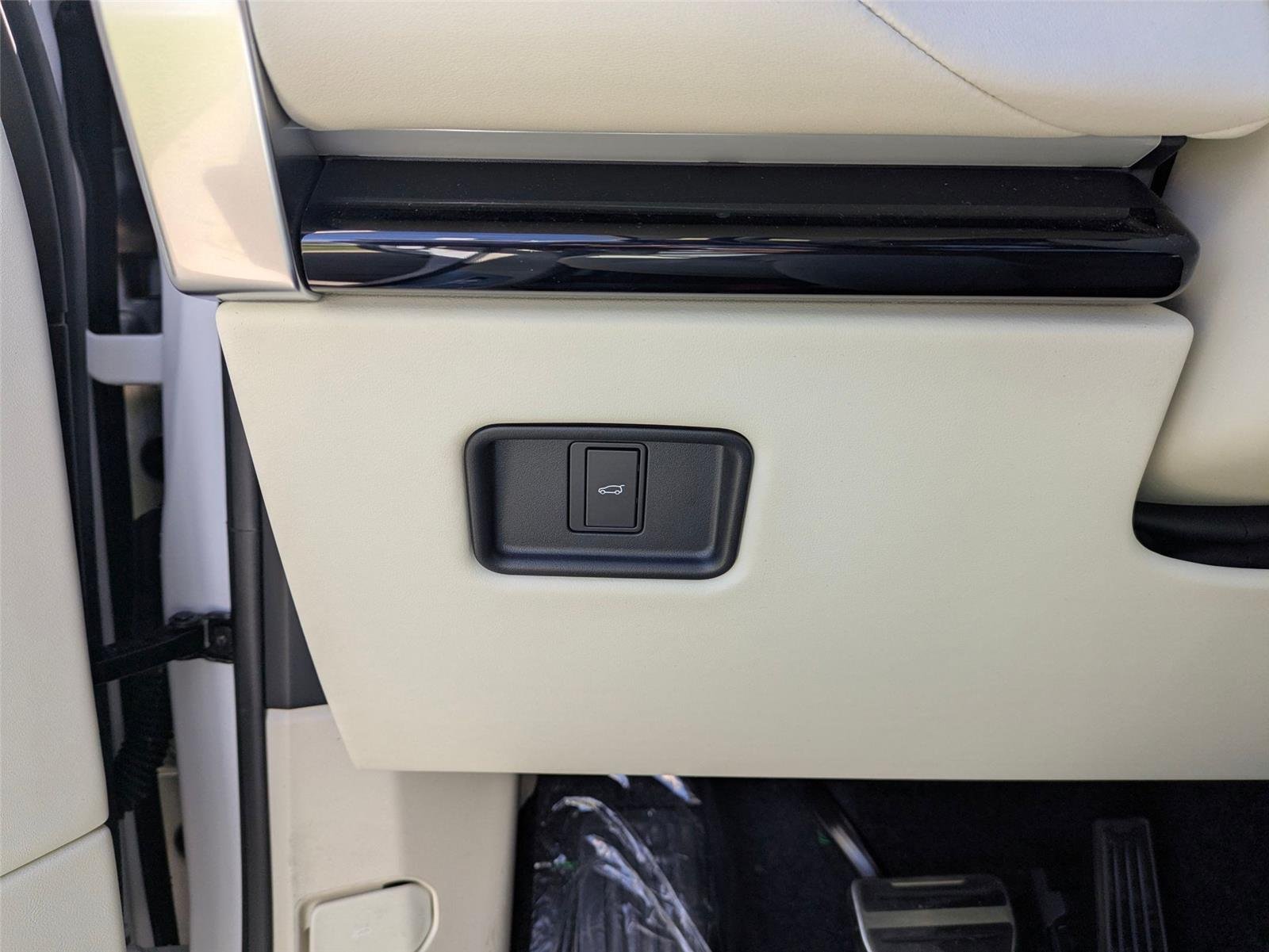 2026 Land Rover Range Rover SE - Photo 16