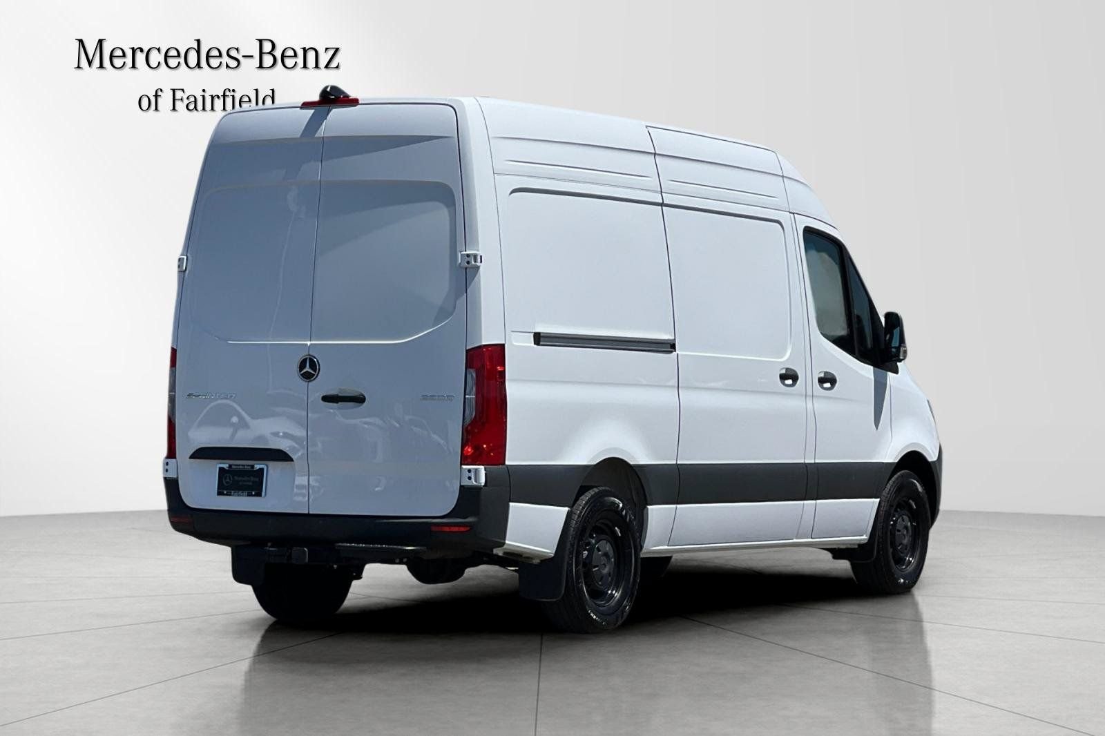 Used 2025  Mercedes-Benz Cargo 144 WB image 2