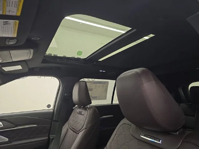 New 2027 Star White Metallic Tri-Coat Ford Platinum™ image 28