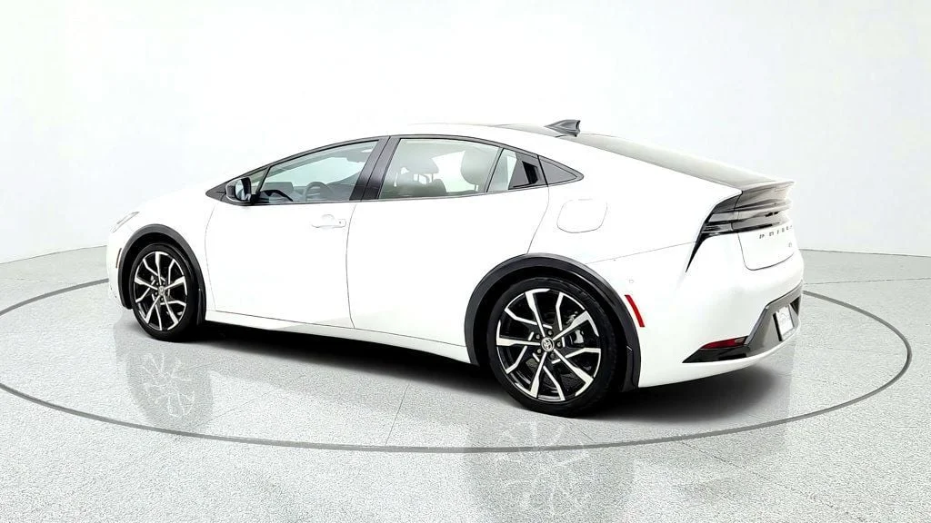 Used 2025 Wind Chill Pearl Toyota XSE Premium w/ Advanced Tech Pkg & Solar Roof image 7