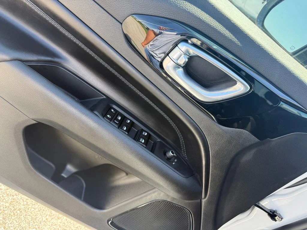 New 2026 Bright White Clearcoat Jeep Latitude image 6