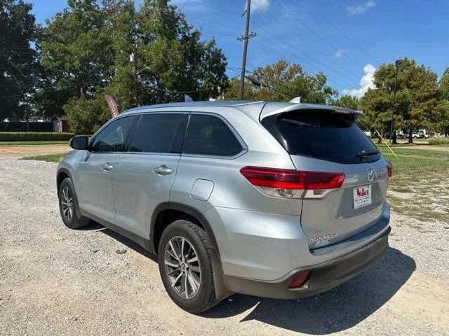 Used 2019 Silver Toyota XLE image 10