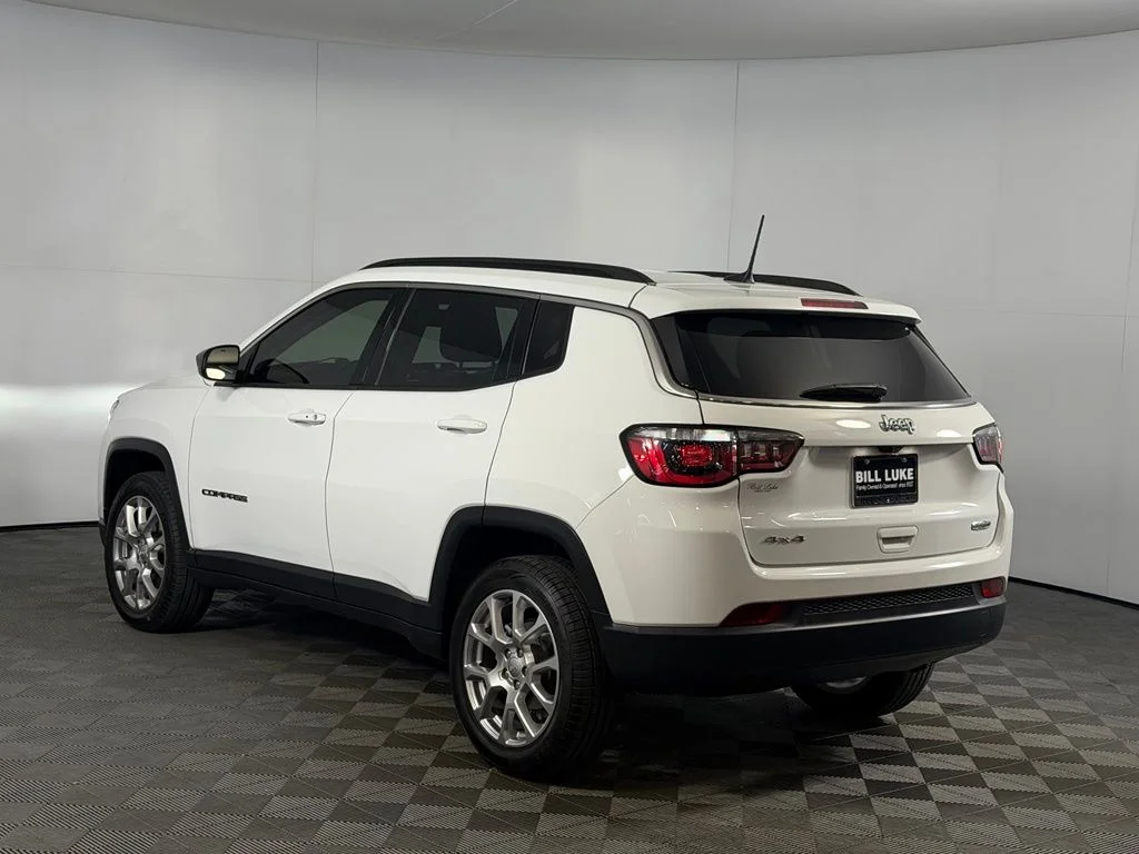 Certified Used 2022 White Jeep Latitude Lux image 9