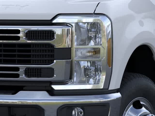 New 2026 Oxford White Ford XLT image 18