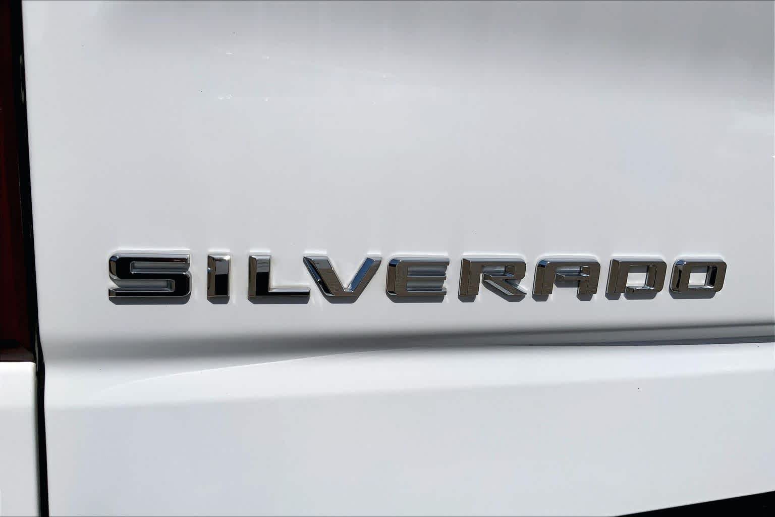 Used 2022 Summit White Chevrolet Custom image 31
