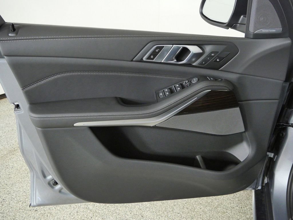 Used 2026 Skyscraper Grey Metallic BMW xDrive40i image 35