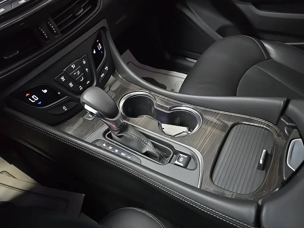 Used 2019 Silver Buick Essence image 29