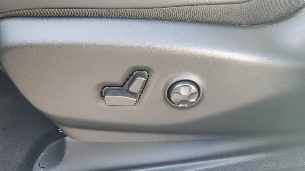 Used 2025 White Chrysler Limited image 24
