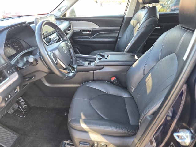 Used 2025  Toyota Platinum image 17