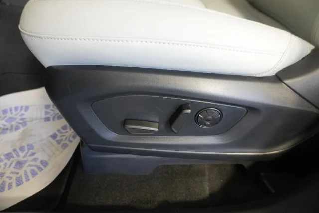 New 2027 Star White Metallic Tri-Coat Ford Platinum™ image 23