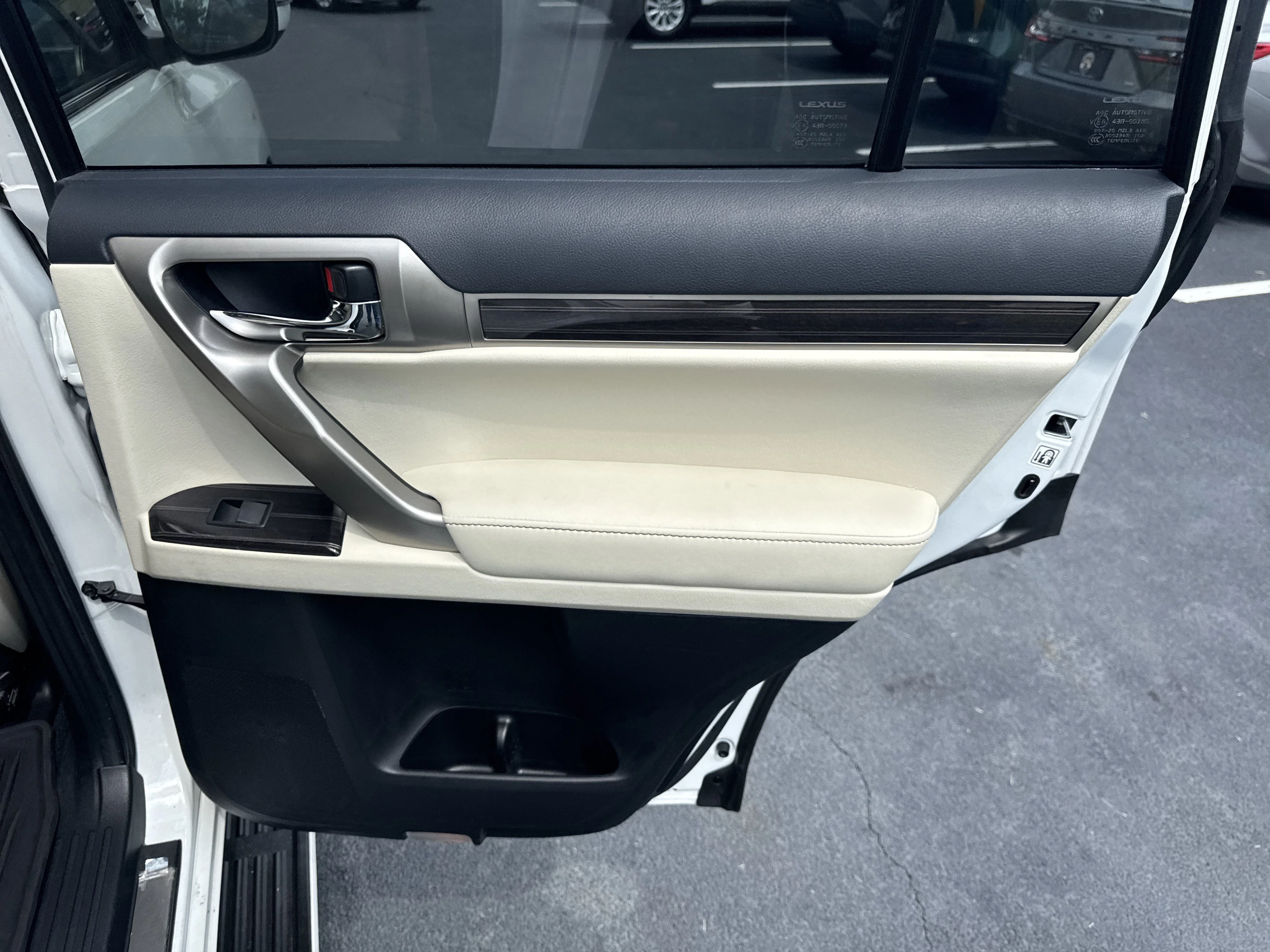 Used 2021 Starfire Pearl Lexus 460 image 32