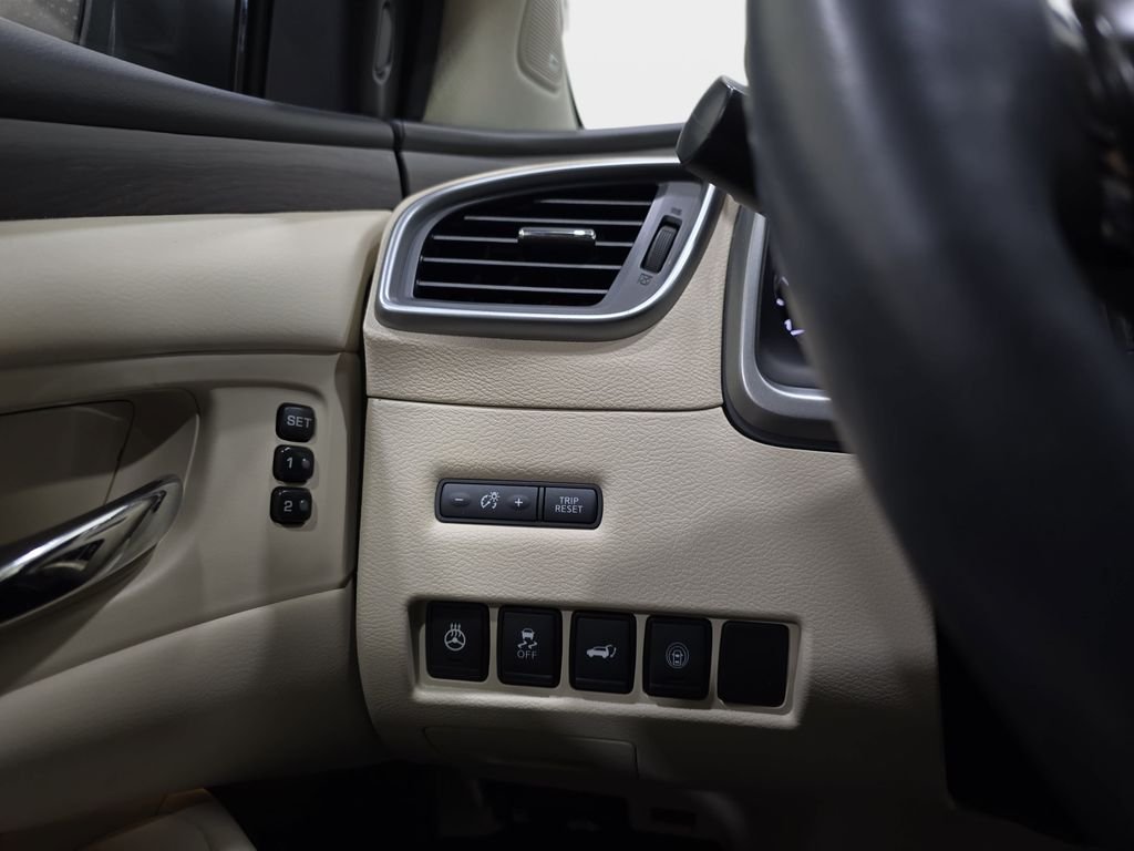 Used 2020 White Nissan Platinum image 29