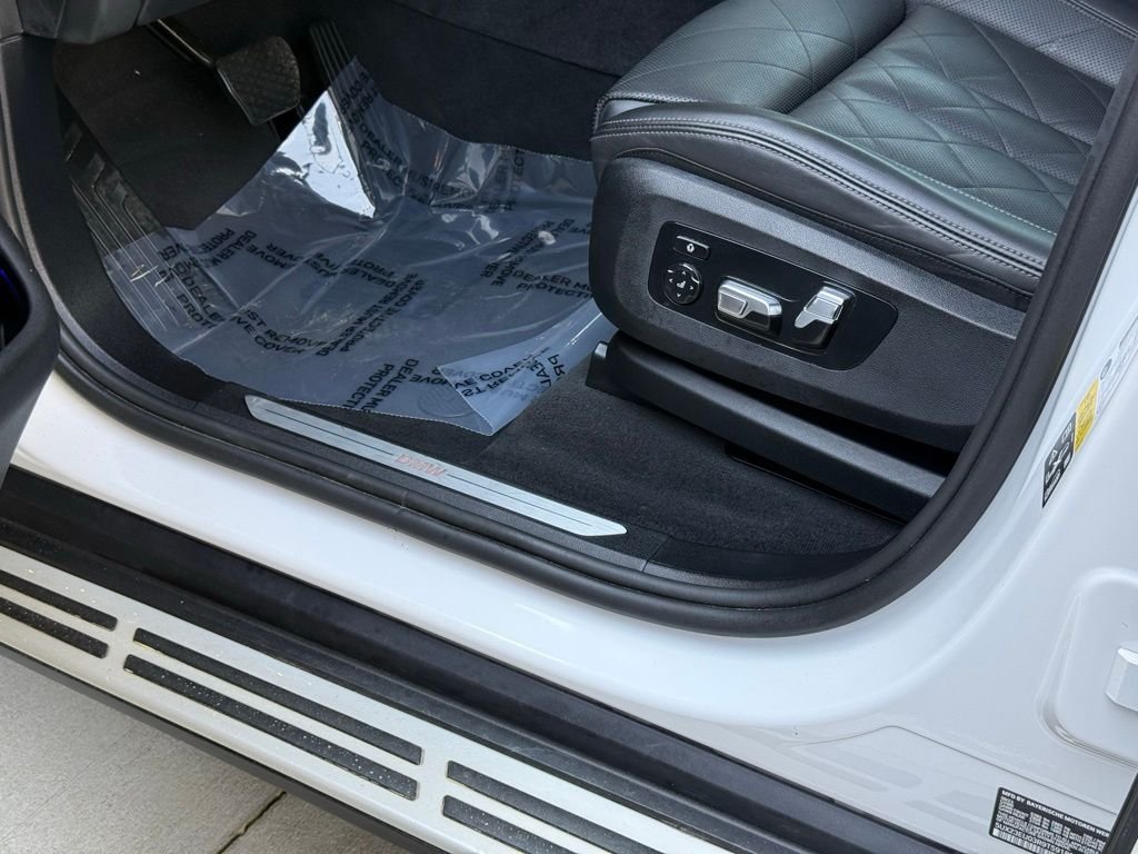 Used 2024 White BMW xDrive40i image 19