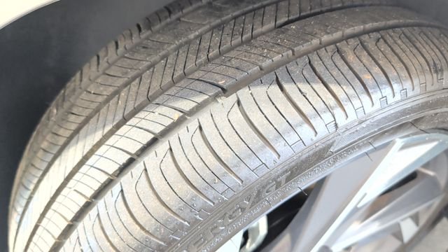 Certified Used 2025 Fluid Metal Hyundai Limited image 38