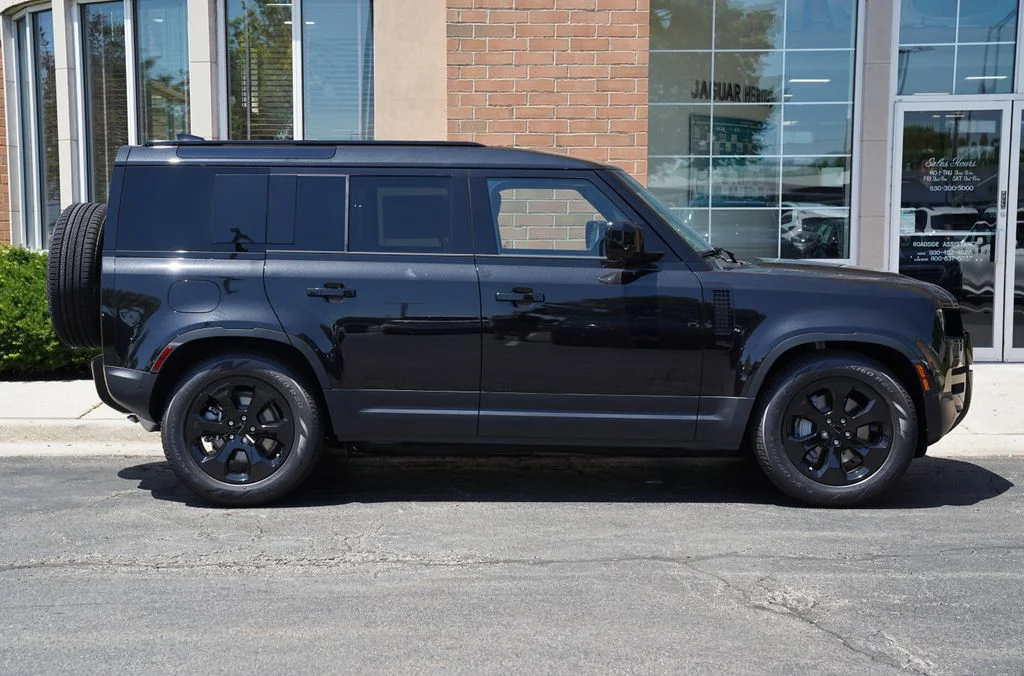 New 2026 Santorini Black Land Rover S image 8