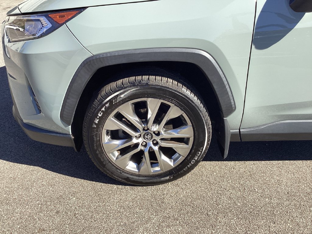 Used 2020  Toyota XLE Premium image 27