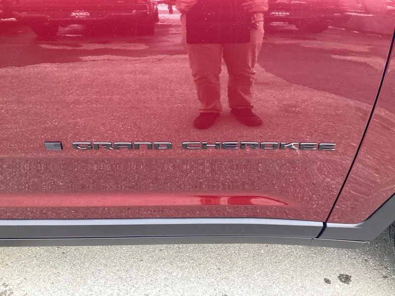 New 2025 Velvet Red Pearl-Coat Exterior Paint Jeep Altitude X image 10