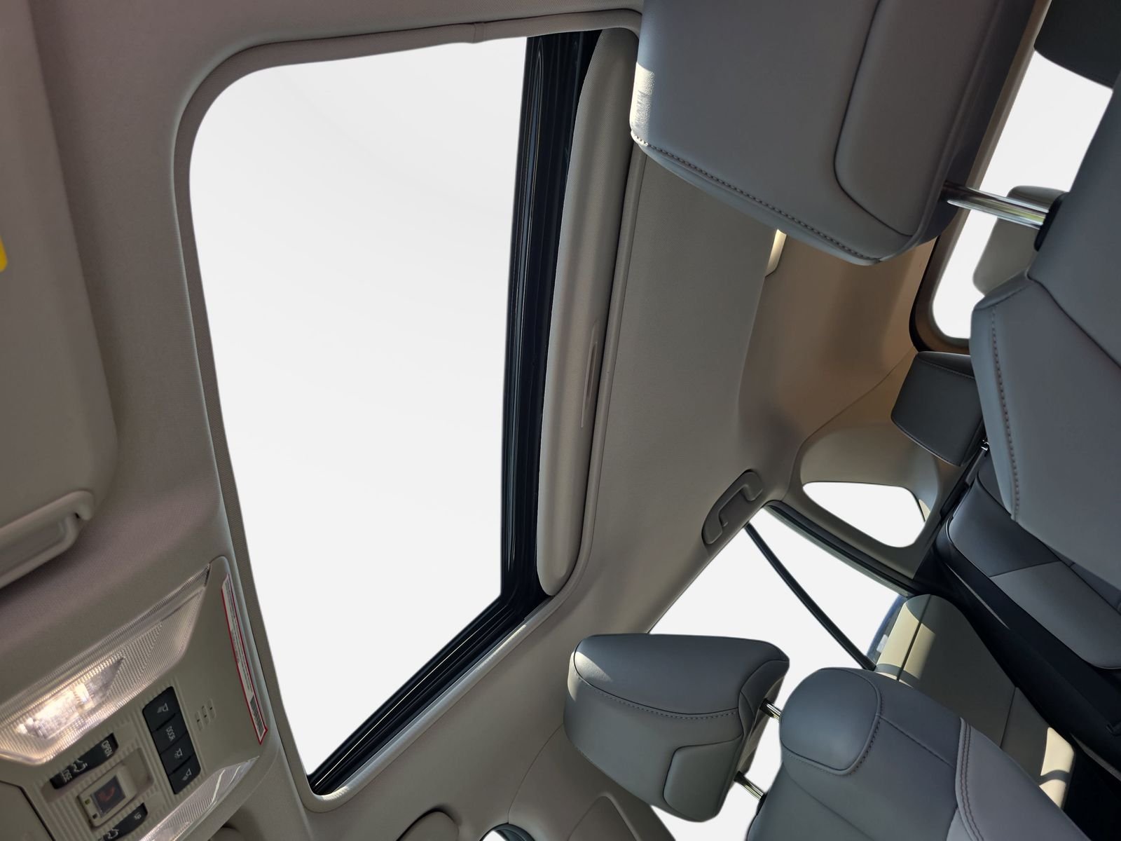 Used 2023  Toyota XLE Premium image 29
