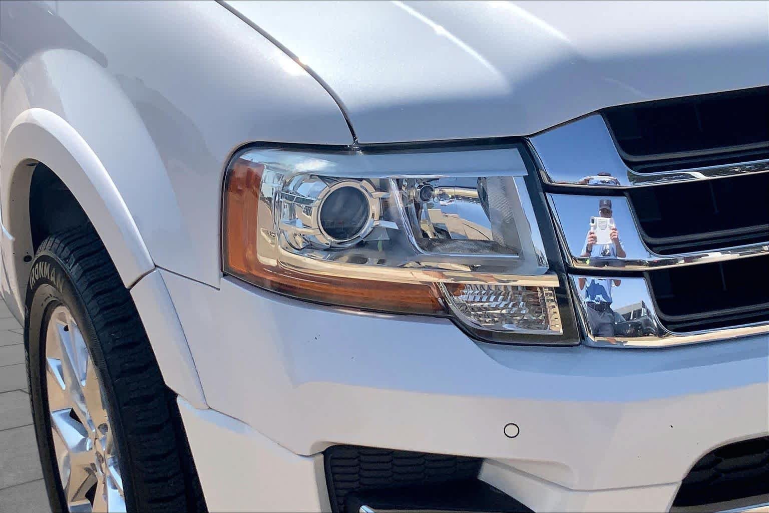 Used 2017 White Platinum Metallic Tri-Coat Ford Limited image 28