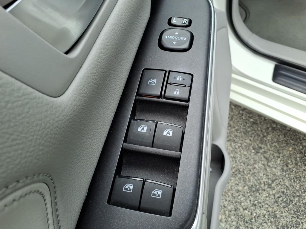 Used 2015 Blizzard Pearl Toyota XLE image 13