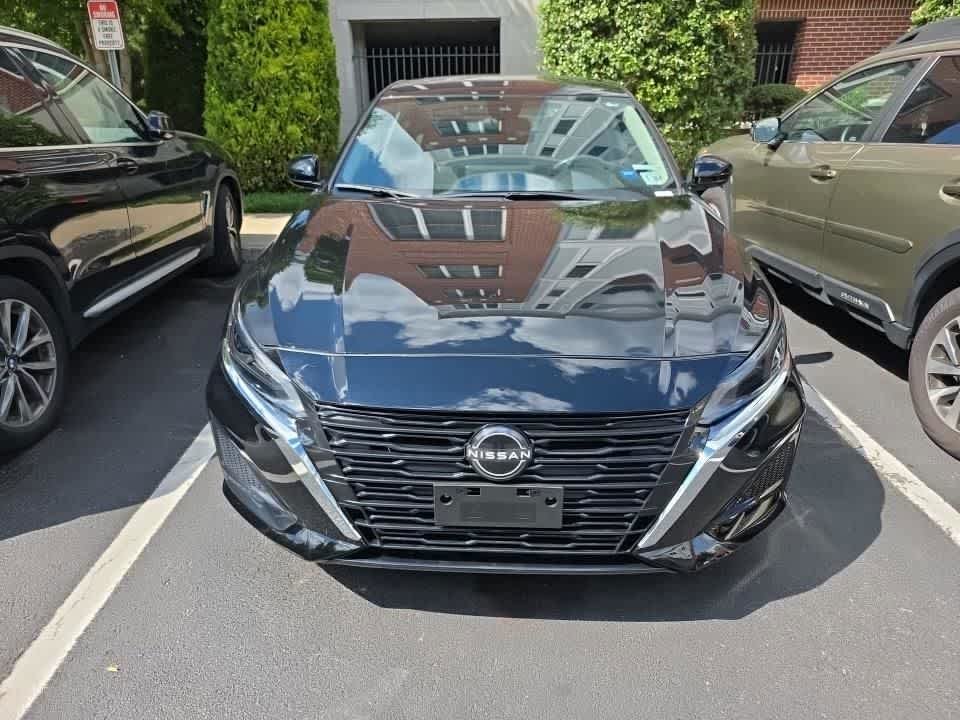 Used 2023 Super Black Nissan 2.5 SV image 2