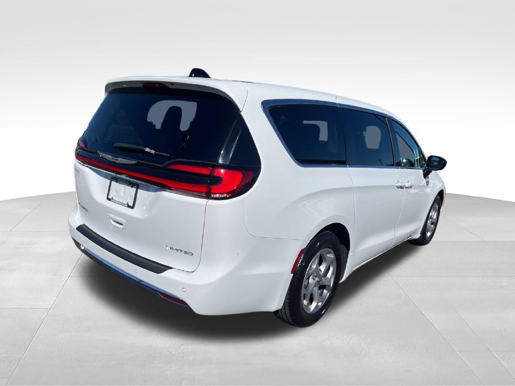 Used 2024 White Chrysler Limited image 5