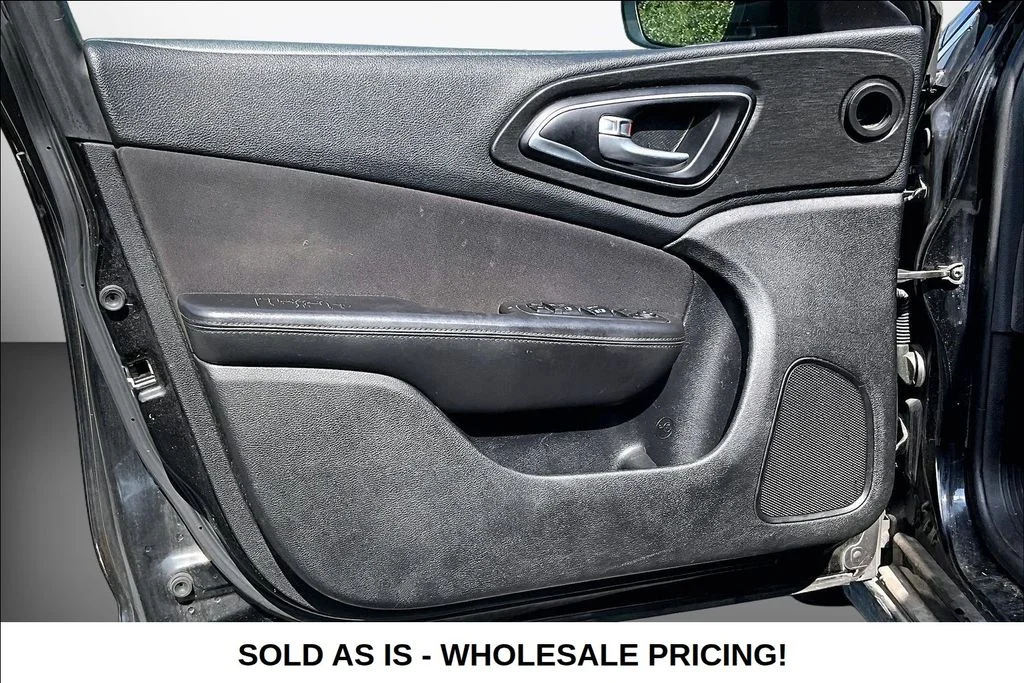Used 2015  Chrysler Limited image 19