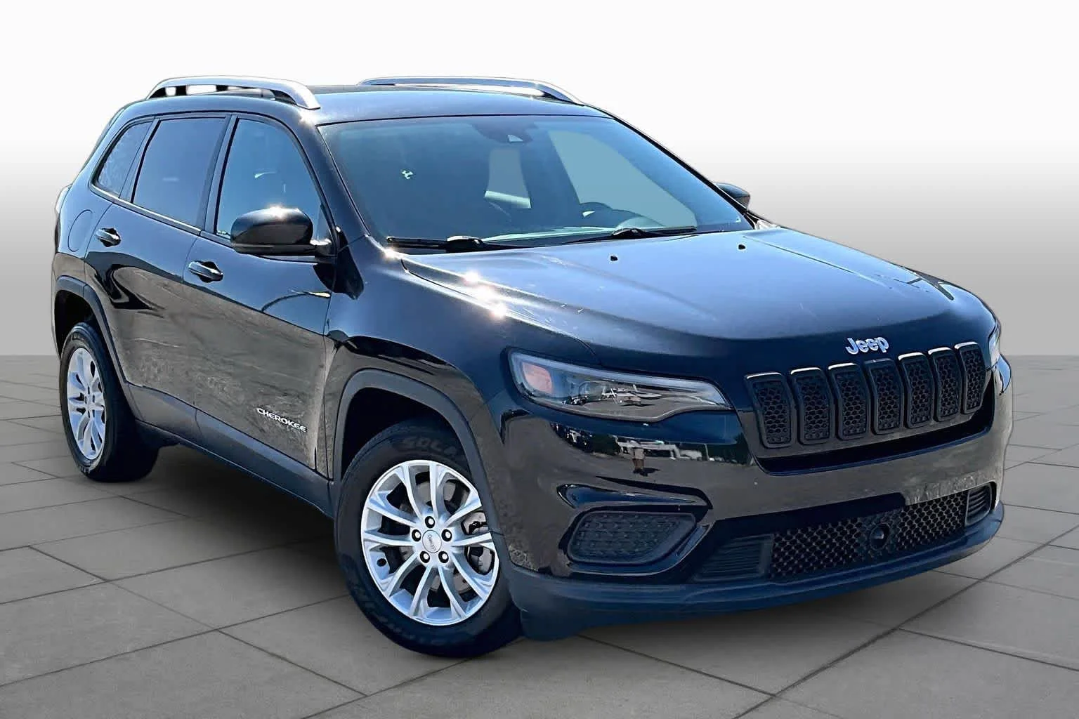 Used 2021 Diamond Black Crystal Pearlcoat Jeep Latitude image 3