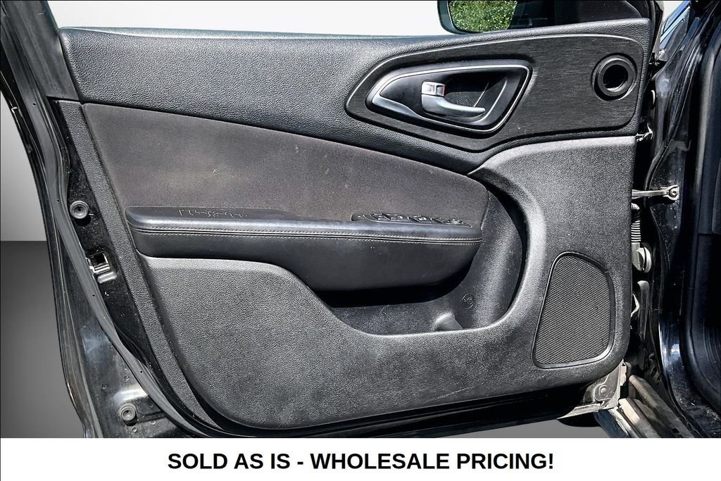Used 2015  Chrysler Limited image 19