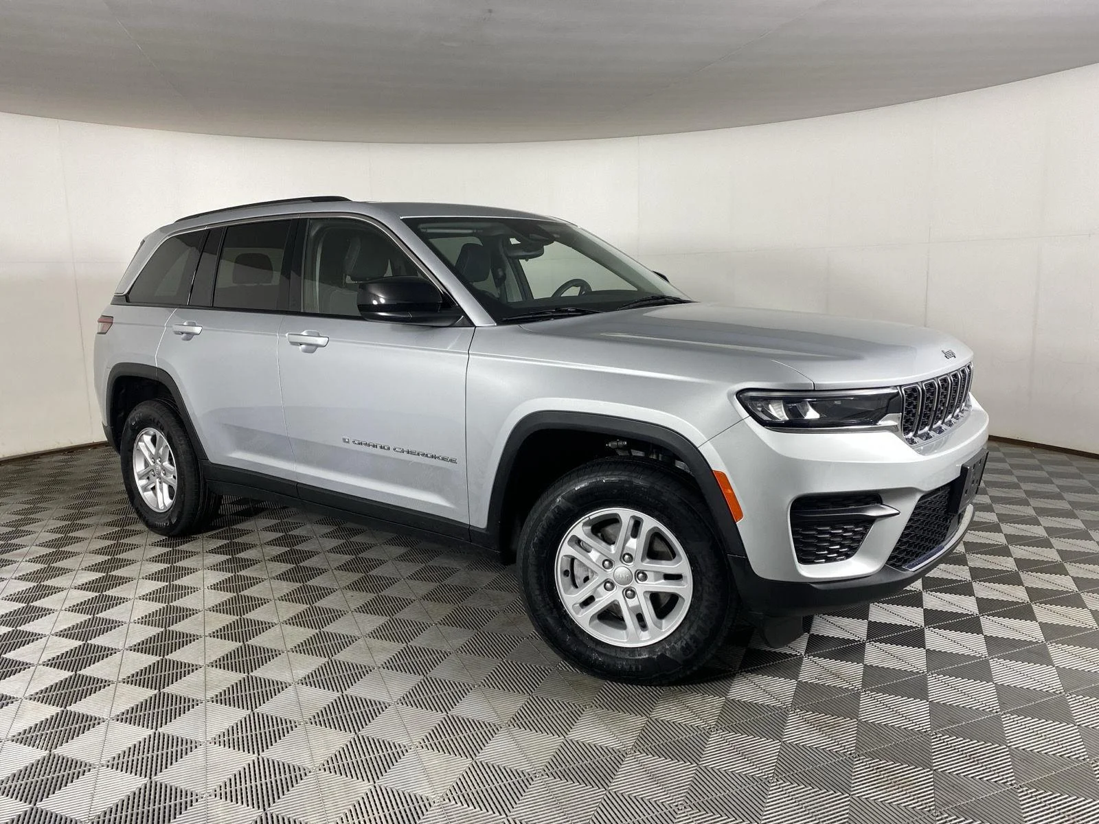 Used 2023 Silver Zynith Jeep Laredo image 11