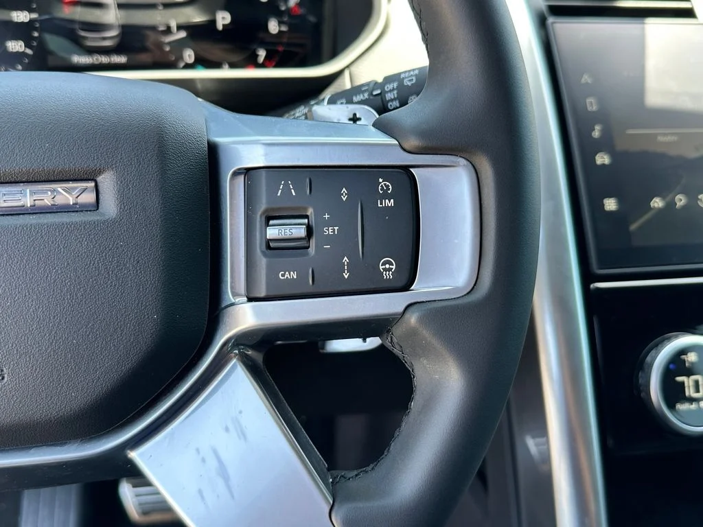 Used 2025  Land Rover Dynamic SE image 14