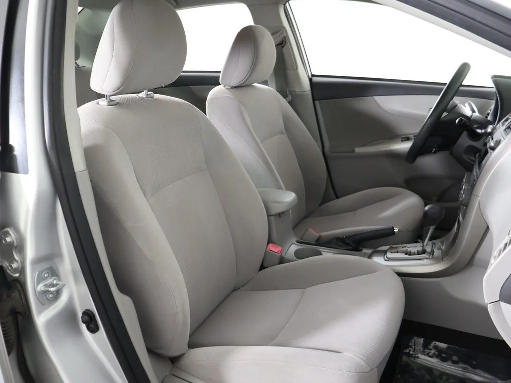 Used 2011 Silver Toyota LE image 26