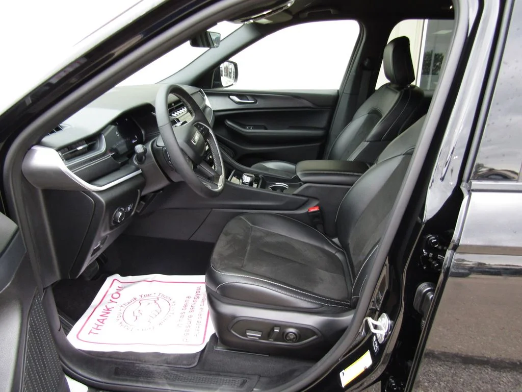 Used 2025 Diamond Black Jeep Altitude image 22