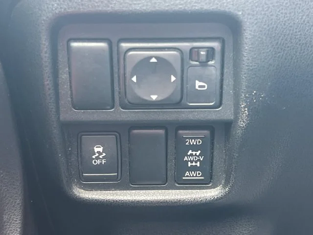 Used 2015 White Nissan SV image 26