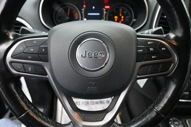 Certified Used 2020 Bright White Clearcoat Jeep Latitude image 14